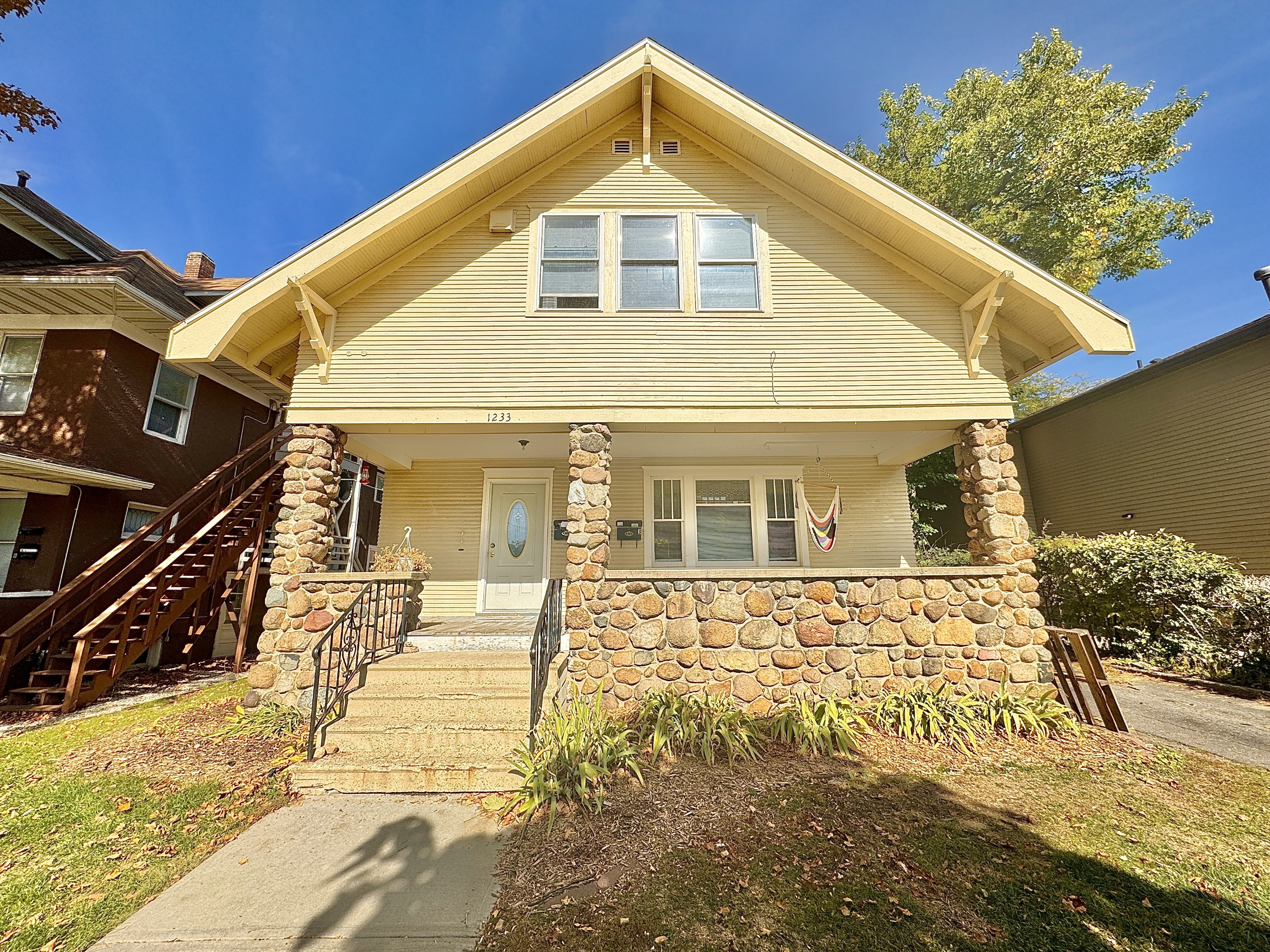 1233 1st St SW
